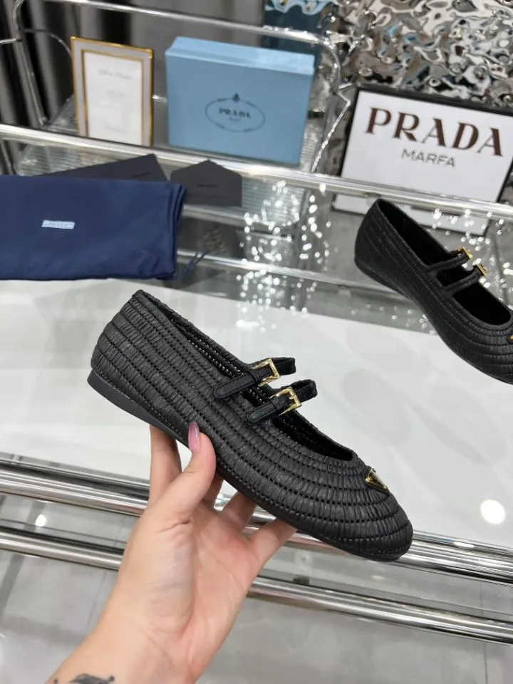 👟👟Ex-factory price 660👟👟 25ss ❤❤PRADA new summer espadrille shoes PRAD summer limited Prada espadrille shoes This time, the ballet shoe silhouette reinterprets the classic from a new seasonal perspective. Prada's summer style reflects the brand's ever-evolving aesthetic 🔥 Softly deconstructed flat silhouettes 🔥 Rooted in a new concept of formal style. 🔥Female elements are reinterpreted with a light attitude, and natural materials enhance the seasonal atmosphere. 🔥Add texture and lazy elegance. The entire pair of shoes has 3888 holes with intricate workmanship. The imported raffia is all hand-woven. The original version is made 1:1. Sizes 35-41 (no rush orders!!!)